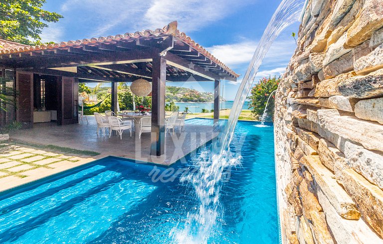 Casa com Cinco Quartos, Pé na Areia da Praia Ferradura Por L