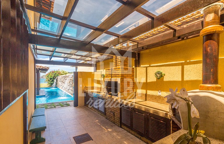 Casa com Cinco Quartos, Pé na Areia da Praia Ferradura Por L