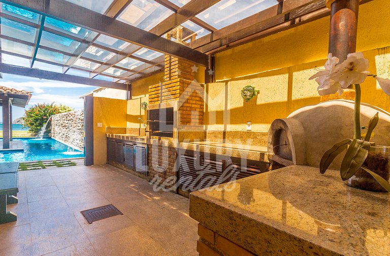 Casa com Cinco Quartos, Pé na Areia da Praia Ferradura Por L