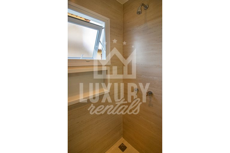 Casa Moderna e Luxuosa com Quatro Suítes Próx a Rua das Pedr
