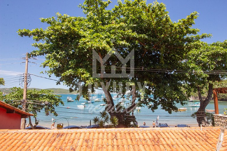 Pé na Areia da Praia dos Ossos e Seis Suítes