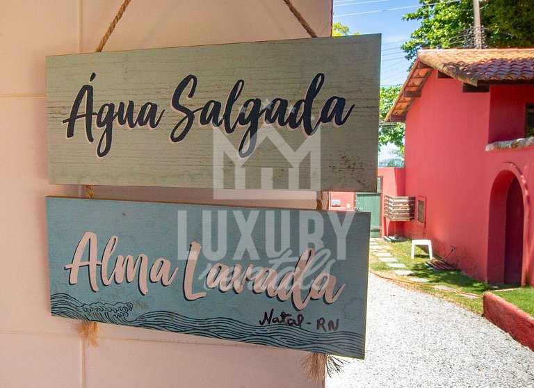 Pé na Areia da Praia dos Ossos e Seis Suítes