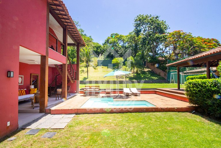 Pé na Areia da Praia dos Ossos e Seis Suítes
