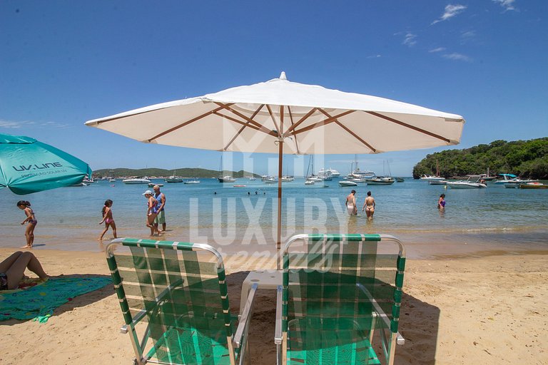 Pé na Areia da Praia dos Ossos e Seis Suítes