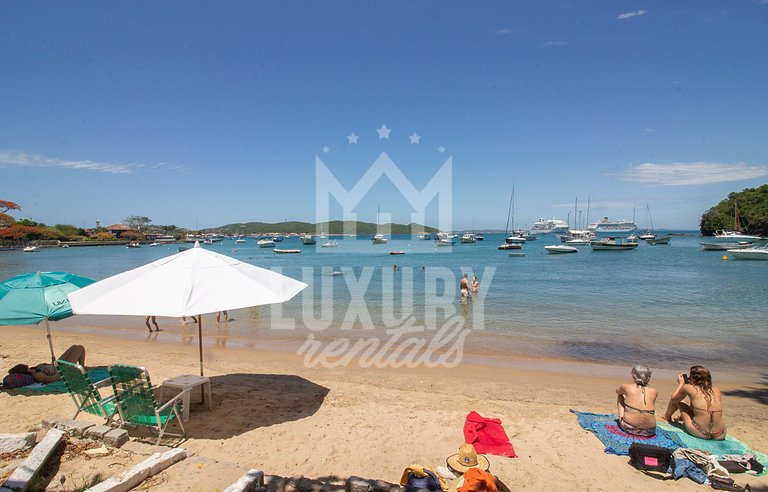 Pé na Areia da Praia dos Ossos e Seis Suítes