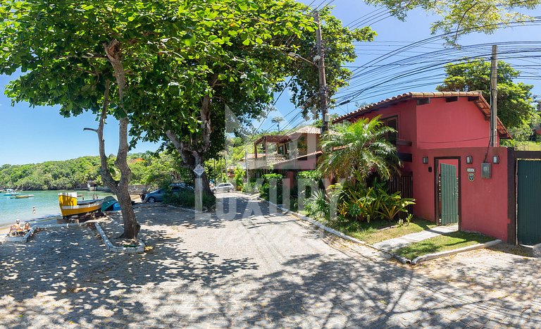 Pé na Areia da Praia dos Ossos e Seis Suítes