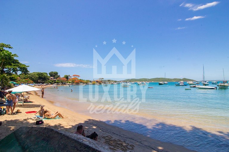 Pé na Areia da Praia dos Ossos e Seis Suítes