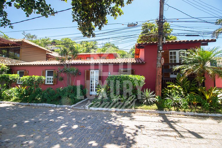 Pé na Areia da Praia dos Ossos e Seis Suítes