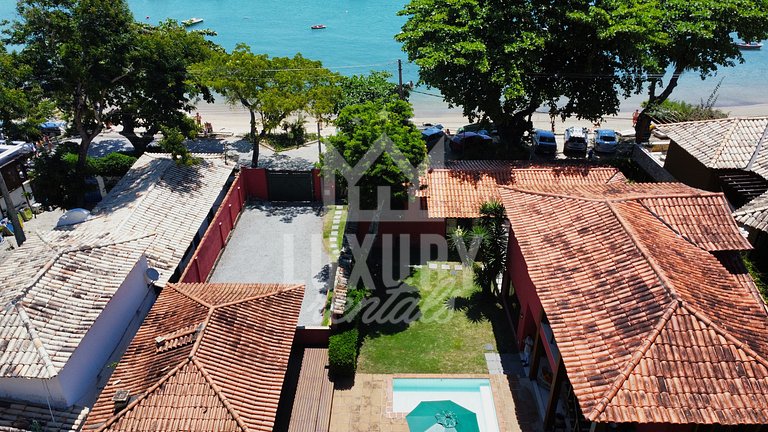Pé na Areia da Praia dos Ossos e Seis Suítes