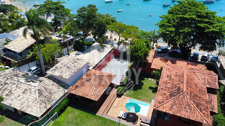 Pé na Areia da Praia dos Ossos e Seis Suítes