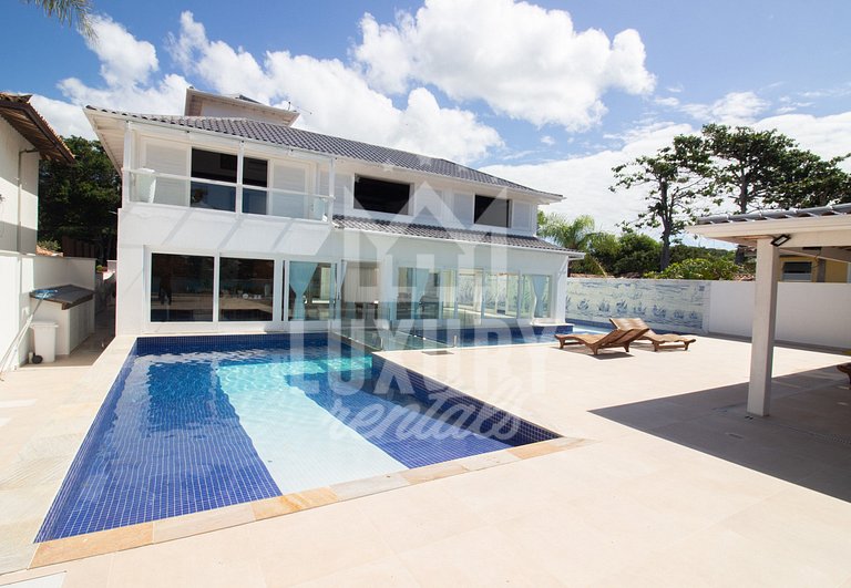 Mansão Pé na Areia da Ferradura Por Luxury Rentals