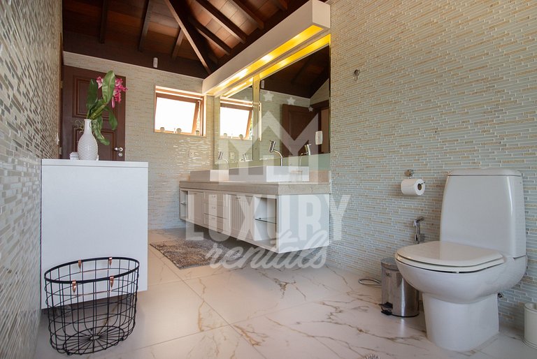 Mansão Pé na Areia da Ferradura Por Luxury Rentals