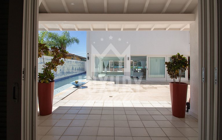 Mansão Pé na Areia da Ferradura Por Luxury Rentals