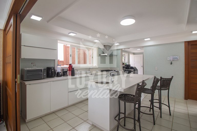 Mansão Pé na Areia da Ferradura Por Luxury Rentals