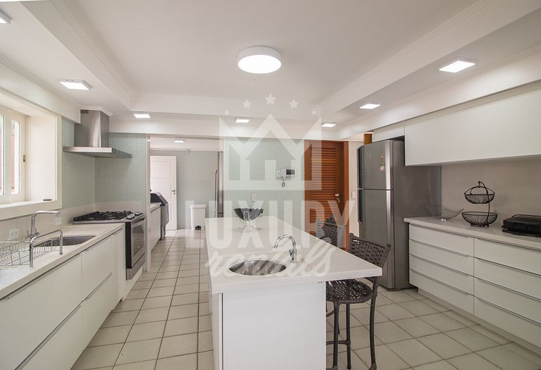 Mansão Pé na Areia da Ferradura Por Luxury Rentals