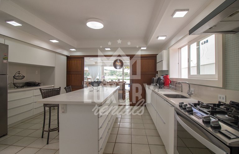 Mansão Pé na Areia da Ferradura Por Luxury Rentals