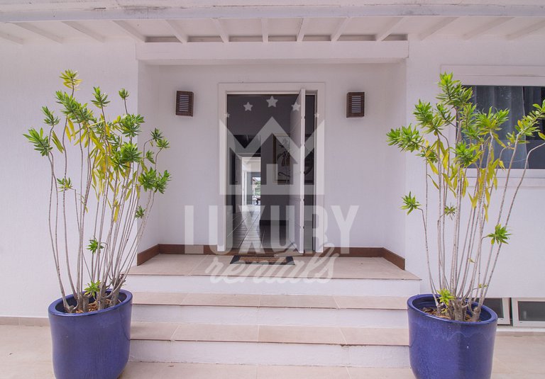 Mansão Pé na Areia da Ferradura Por Luxury Rentals