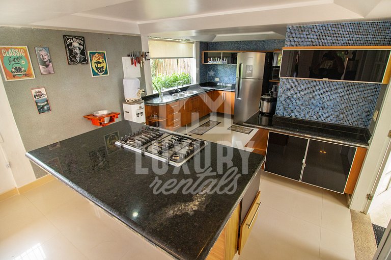 Bela Casa próximo a Praia de Manguinhos Por Luxury Rentals