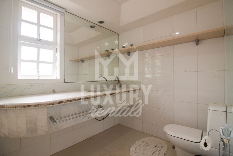 Bela Casa próximo a Praia de Manguinhos Por Luxury Rentals