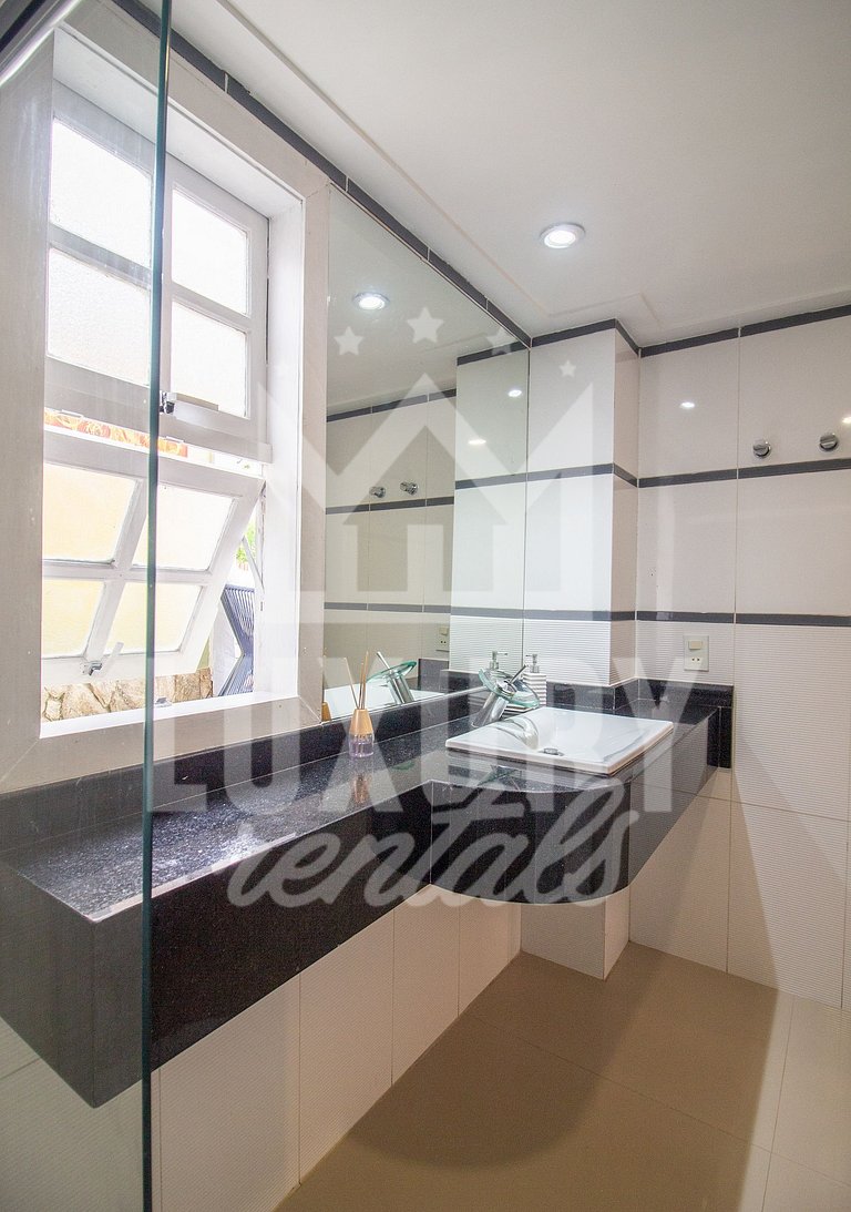 Bela Casa próximo a Praia de Manguinhos Por Luxury Rentals