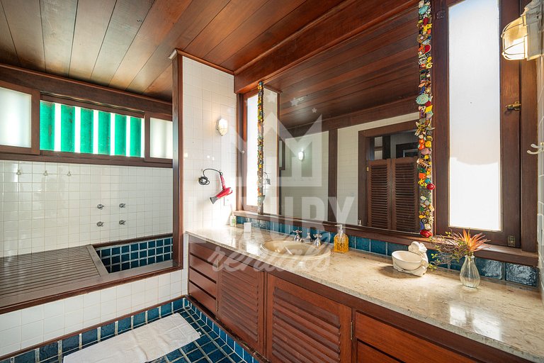 Casa com Cinco Quartos, Pé na Areia da Praia Ferradura Por L