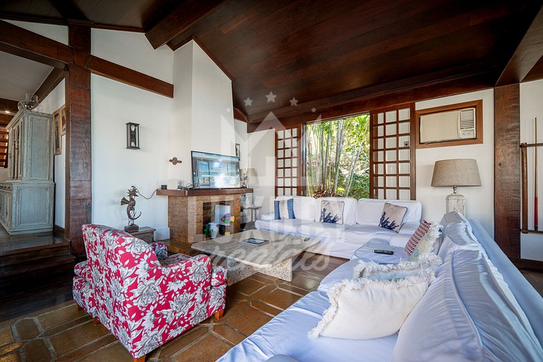 Casa com Cinco Quartos, Pé na Areia da Praia Ferradura Por L