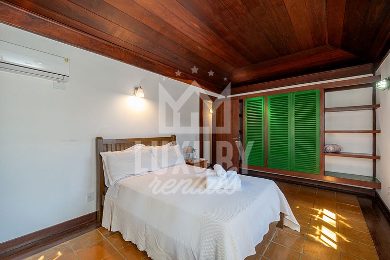 Casa com Cinco Quartos, Pé na Areia da Praia Ferradura Por L