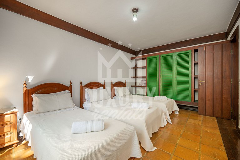 Casa com Cinco Quartos, Pé na Areia da Praia Ferradura Por L