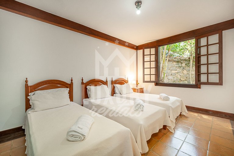 Casa com Cinco Quartos, Pé na Areia da Praia Ferradura Por L