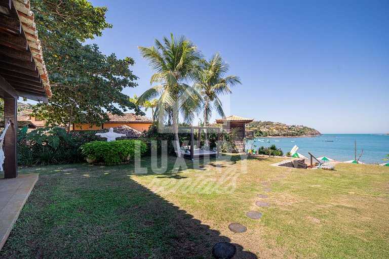 Casa com Cinco Quartos, Pé na Areia da Praia Ferradura Por L