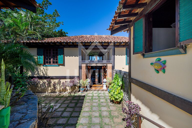 Casa com Cinco Quartos, Pé na Areia da Praia Ferradura Por L