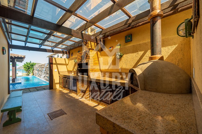 Casa com Cinco Quartos, Pé na Areia da Praia Ferradura Por L