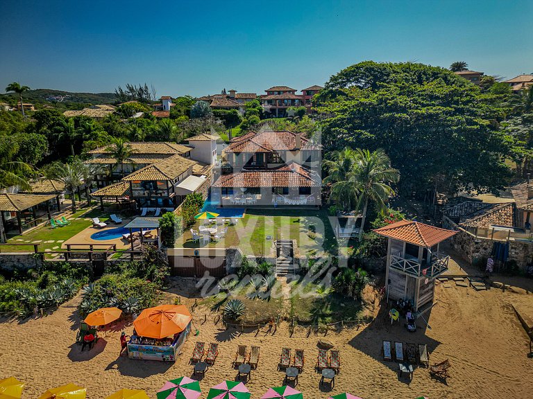 Casa com Cinco Quartos, Pé na Areia da Praia Ferradura Por L