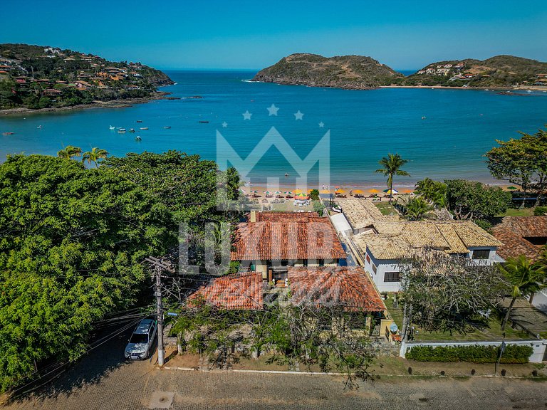 Casa com Cinco Quartos, Pé na Areia da Praia Ferradura Por L
