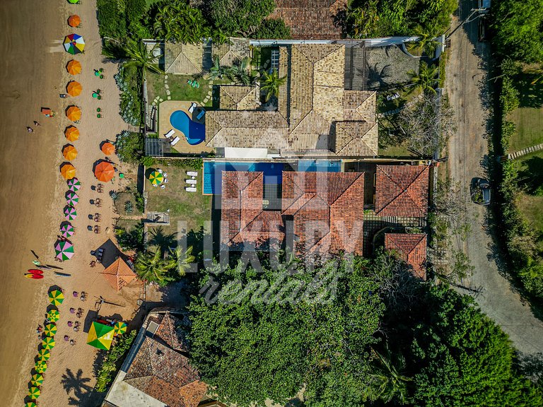 Casa com Cinco Quartos, Pé na Areia da Praia Ferradura Por L