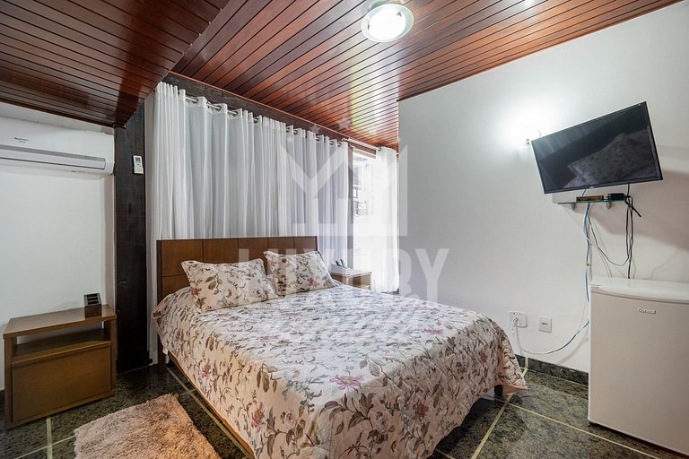 Mansão de Frente para à Praia da Ferradura com Sete Suítes P