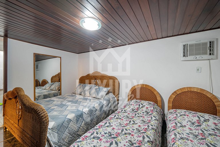Mansão de Frente para à Praia da Ferradura com Sete Suítes P