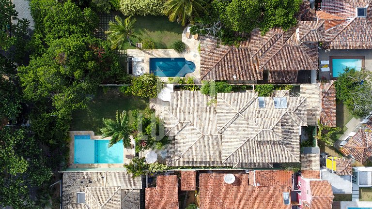 Casa com Cinco Suítes a poucos mts da Praia de Geribá