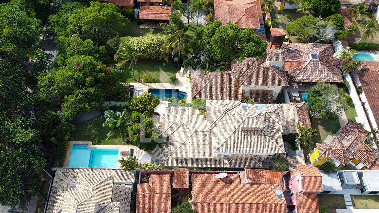 Casa com Cinco Suítes a poucos mts da Praia de Geribá