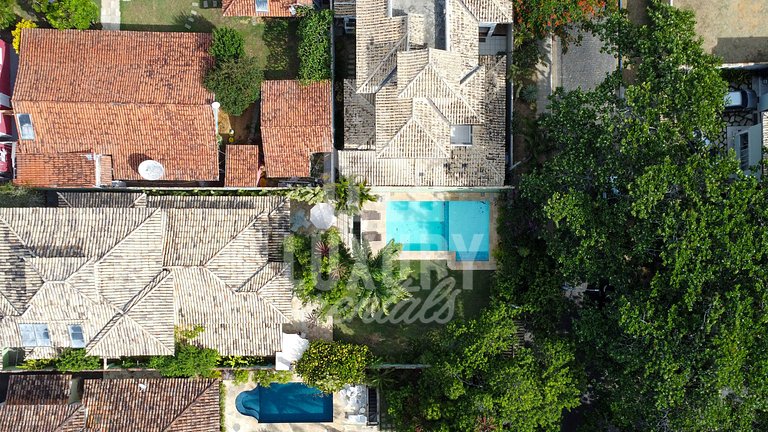 Casa com Cinco Suítes a poucos mts da Praia de Geribá