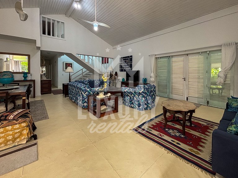 Casa com Cinco Suítes a poucos mts da Praia de Geribá