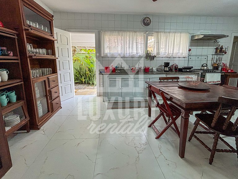 Casa com Cinco Suítes a poucos mts da Praia de Geribá