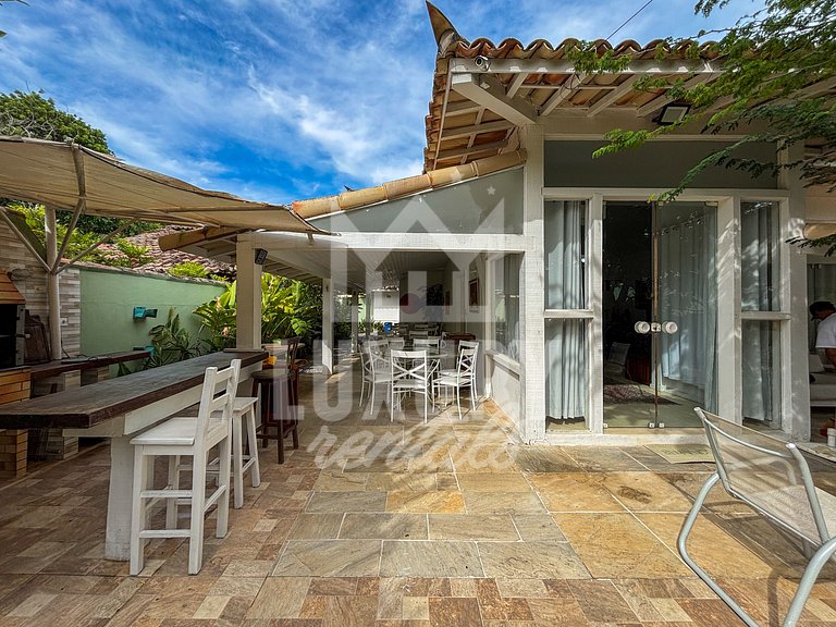 Casa com Cinco Suítes a poucos mts da Praia de Geribá
