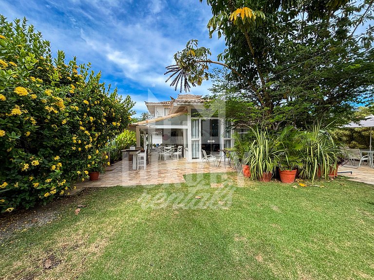 Casa com Cinco Suítes a poucos mts da Praia de Geribá