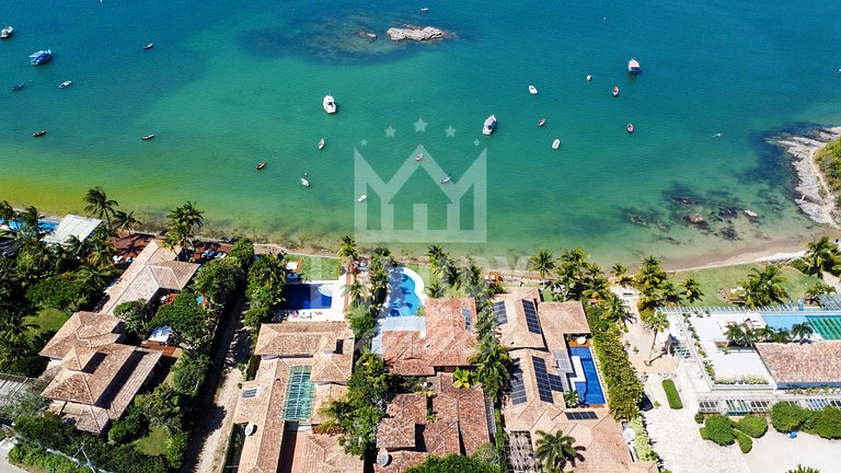 Mansão Praiana na Ferradura com Cinco Suítes