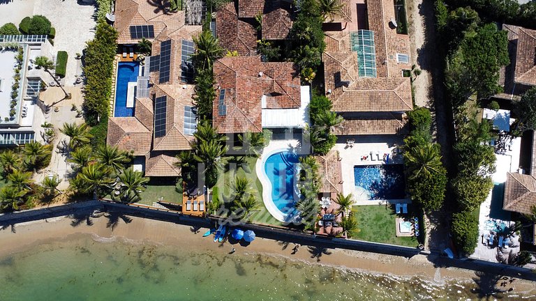 Mansão Praiana na Ferradura com Cinco Suítes