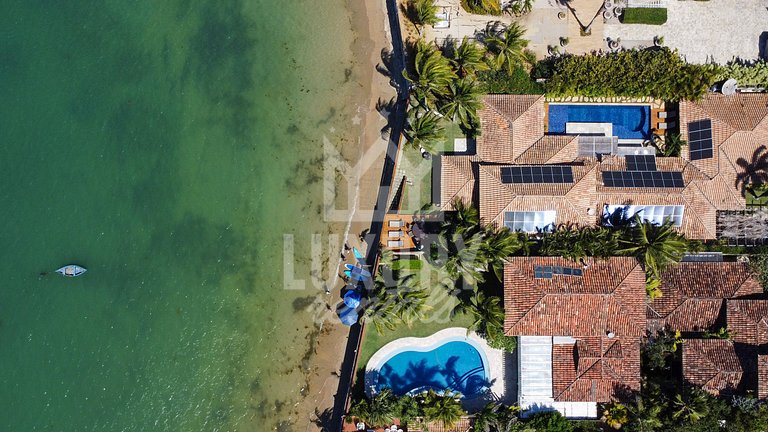 Mansão Praiana na Ferradura com Cinco Suítes