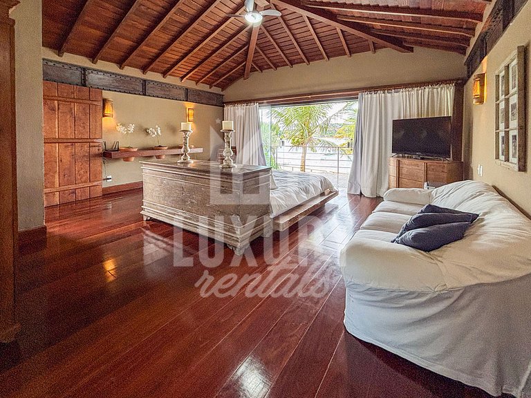 Mansão Praiana na Ferradura com Cinco Suítes