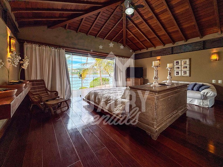 Mansão Praiana na Ferradura com Cinco Suítes