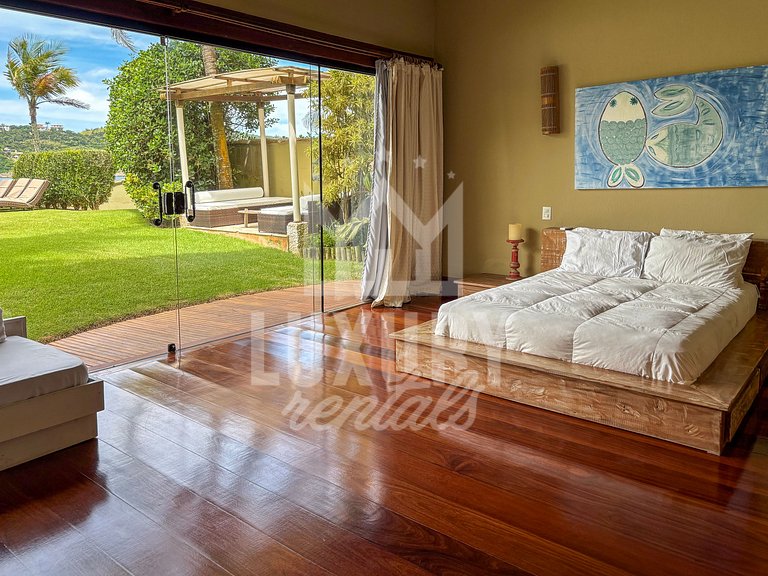 Mansão Praiana na Ferradura com Cinco Suítes